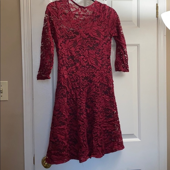 Red lace dress - Picture 2 of 4